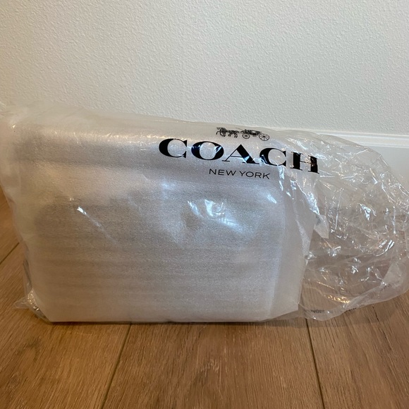 GRAHAM CROSSBODY IN SIGNATURE CANVAS (COACH C4149)
QB/KHAKI
COACH STYLE # C4149 - Picture 3 of 9